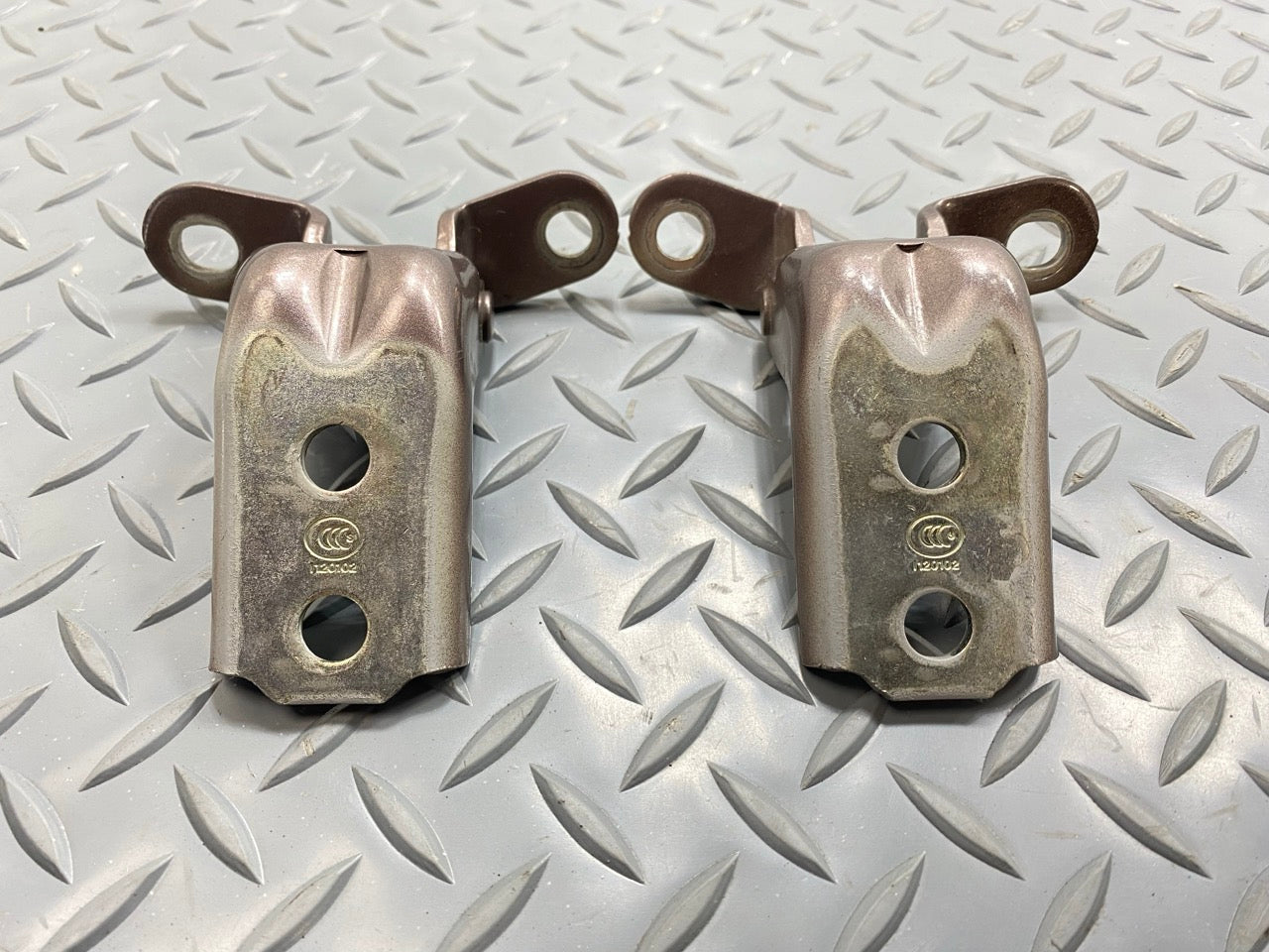 2013 - 2019 OEM HYUNDAI SANTA FE FRONT LEFT SIDE UPPER AND LOWER DOOR HINGE SET