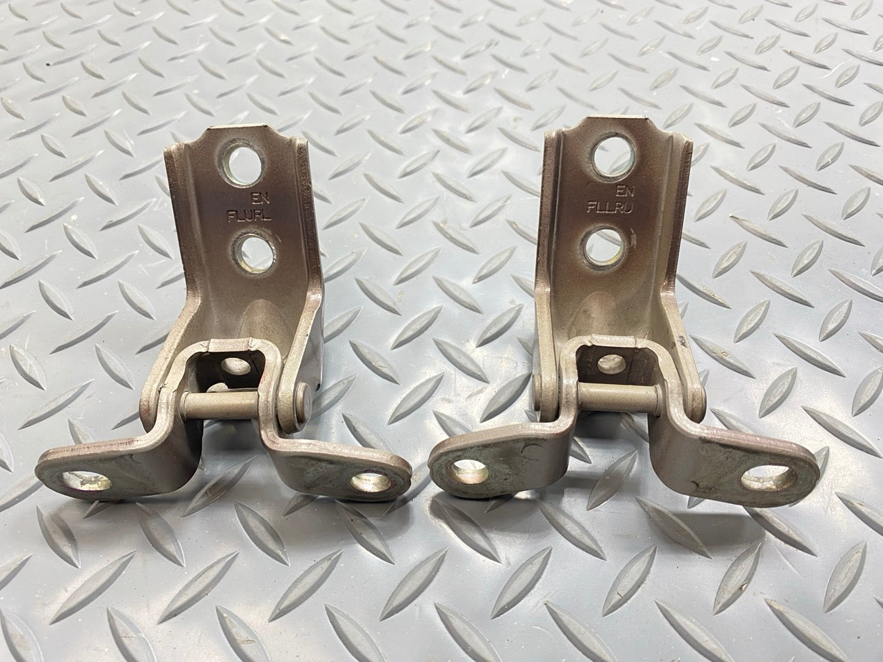 2013 - 2019 OEM HYUNDAI SANTA FE FRONT LEFT SIDE UPPER AND LOWER DOOR HINGE SET