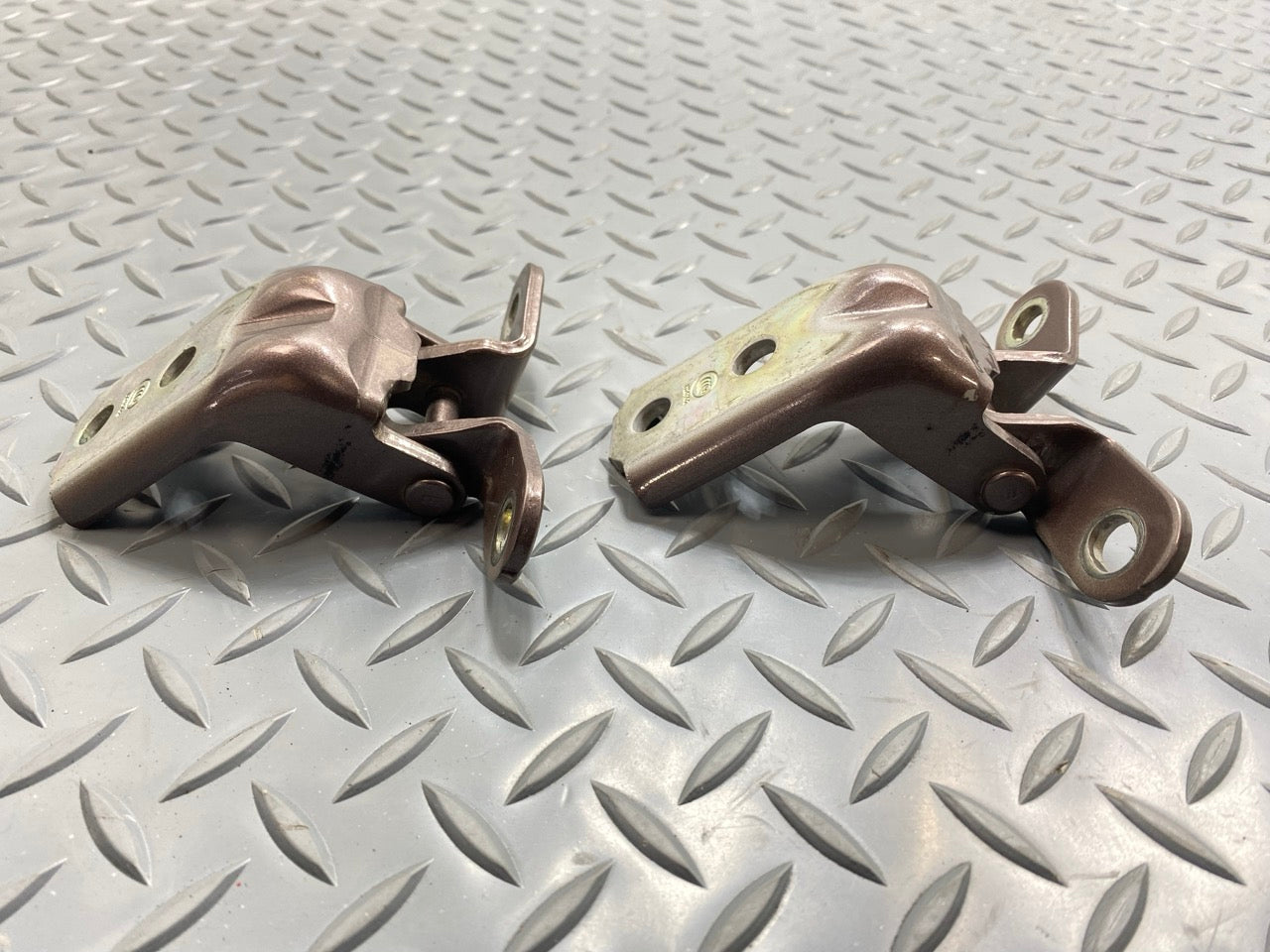 2013 - 2019 OEM HYUNDAI SANTA FE FRONT LEFT SIDE UPPER AND LOWER DOOR HINGE SET