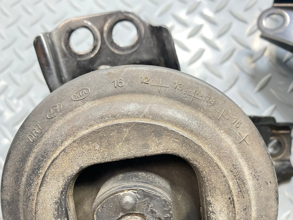 13 - 19 OEM HYUNDAI SANTA FE FRONT LEFT AND RIGHT ENGINE MOTOR MOUNT SUPPORT