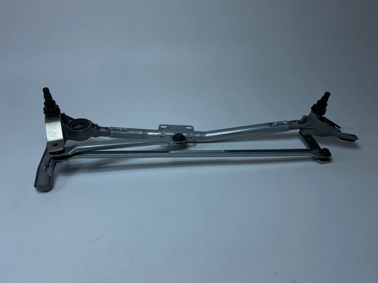 2009 - 2012 OEM BMW 328I FRONT WINDSHIELD WIPER TRANSMISSION LINKAGE