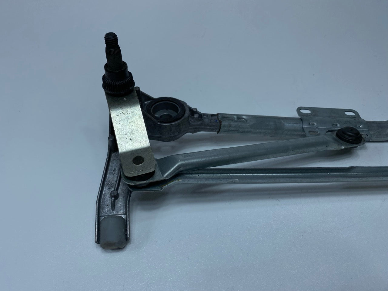 2009 - 2012 OEM BMW 328I FRONT WINDSHIELD WIPER TRANSMISSION LINKAGE