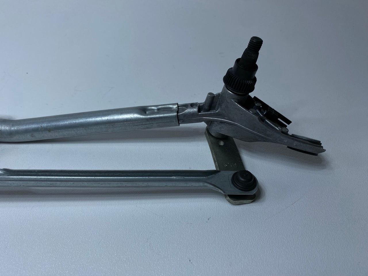 2009 - 2012 OEM BMW 328I FRONT WINDSHIELD WIPER TRANSMISSION LINKAGE