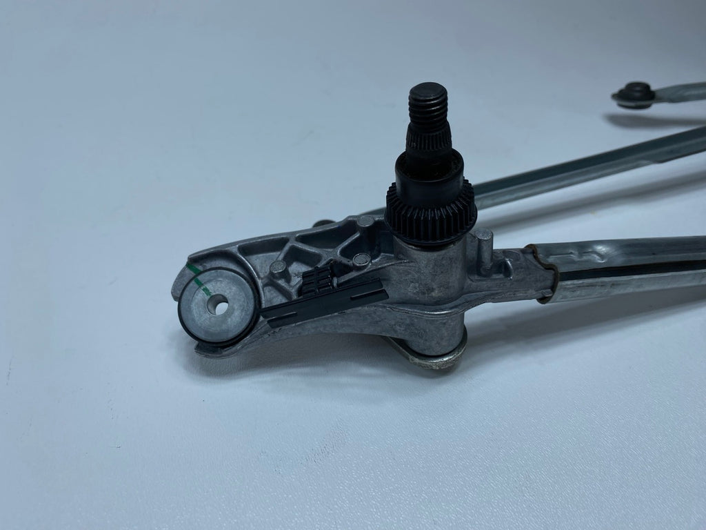 2009 - 2012 OEM BMW 328I FRONT WINDSHIELD WIPER TRANSMISSION LINKAGE