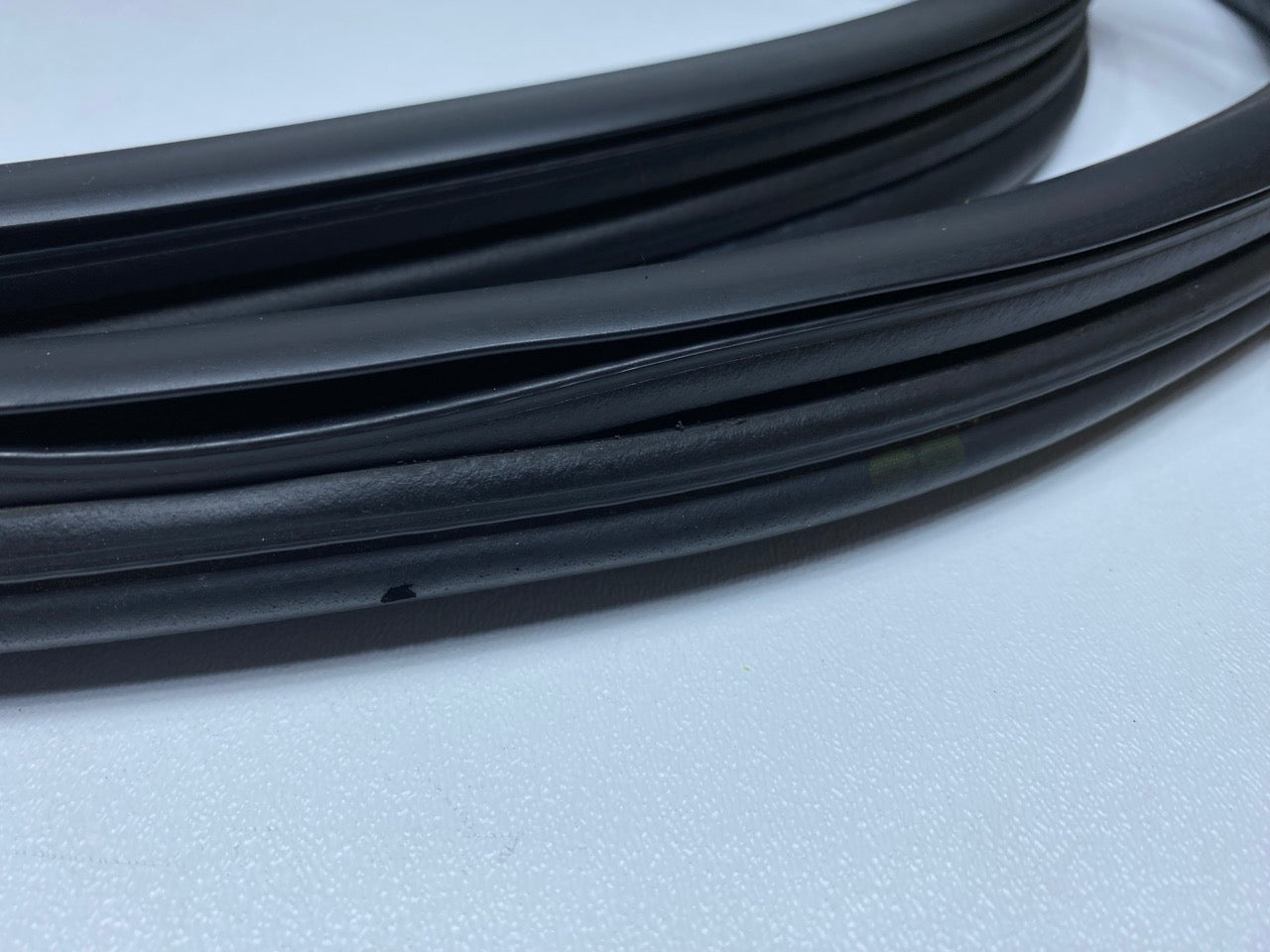 02 - 09 OEM CHEVROLET TRAILBLAZER REAR LEFT SIDE DOOR SEAL WEATHERSTRIP RUBBER