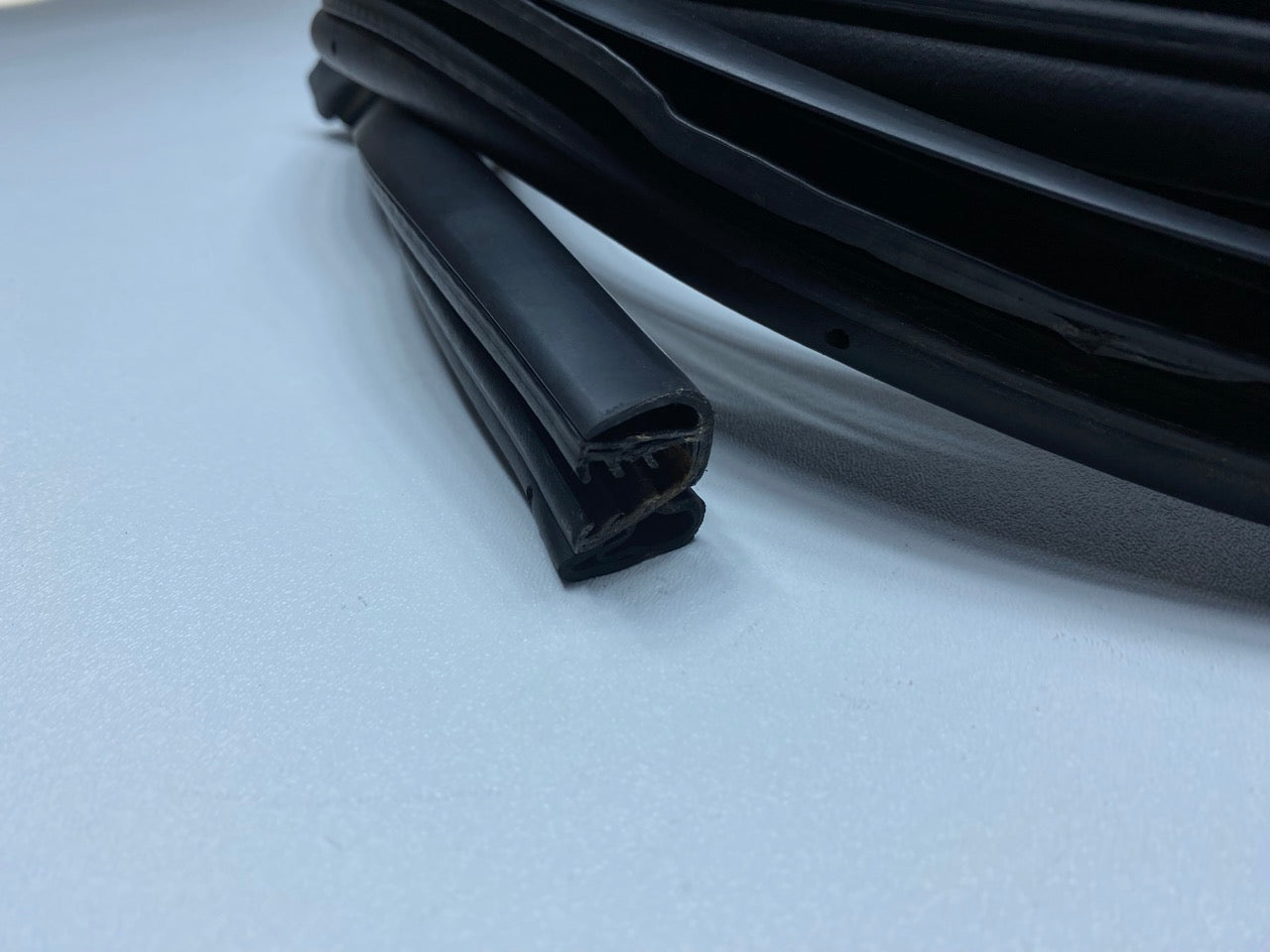 02 - 09 OEM CHEVROLET TRAILBLAZER FRONT LEFT SIDE DOOR SEAL WEATHERSTRIP RUBBER