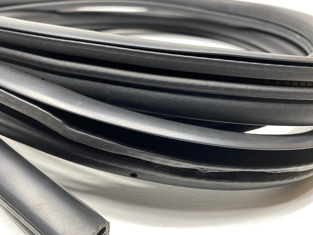 02 - 09 OEM CHEVROLET TRAILBLAZER FRONT LEFT SIDE DOOR SEAL WEATHERSTRIP RUBBER