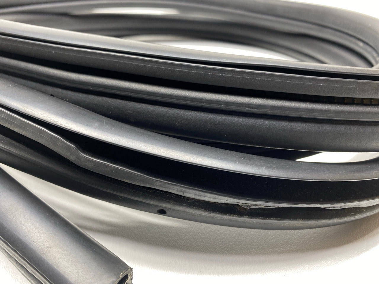 02 - 09 OEM CHEVROLET TRAILBLAZER FRONT LEFT SIDE DOOR SEAL WEATHERSTRIP RUBBER