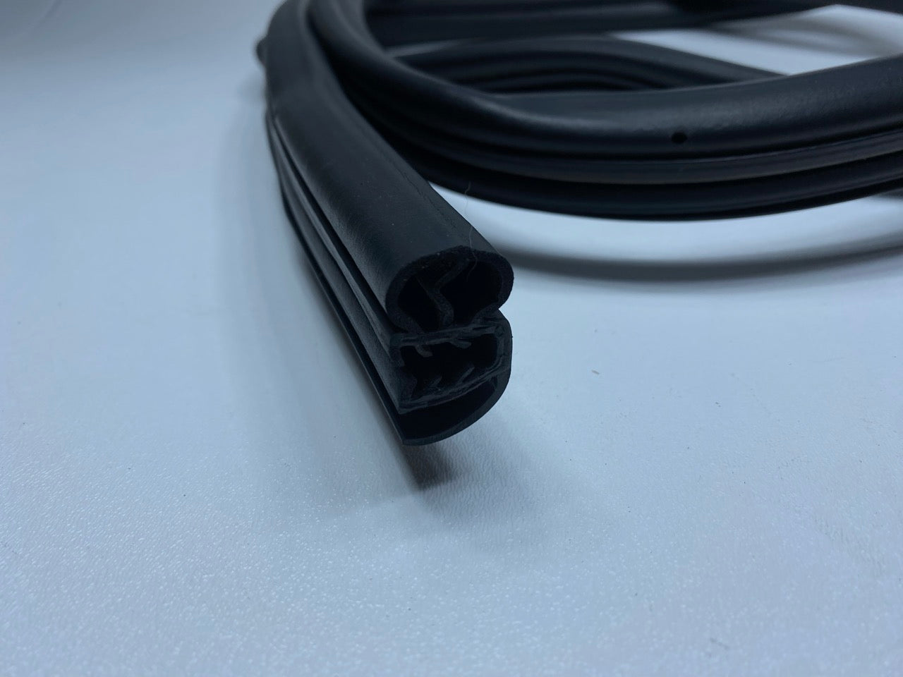 02 - 09 OEM CHEVROLET TRAILBLAZER REAR RIGHT SIDE DOOR SEAL WEATHERSTRIP RUBBER