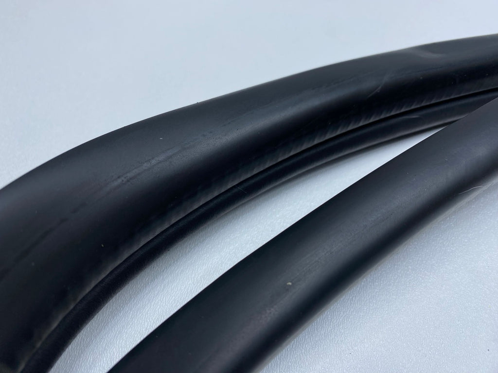 02 - 09 OEM CHEVROLET TRAILBLAZER REAR RIGHT SIDE DOOR SEAL WEATHERSTRIP RUBBER