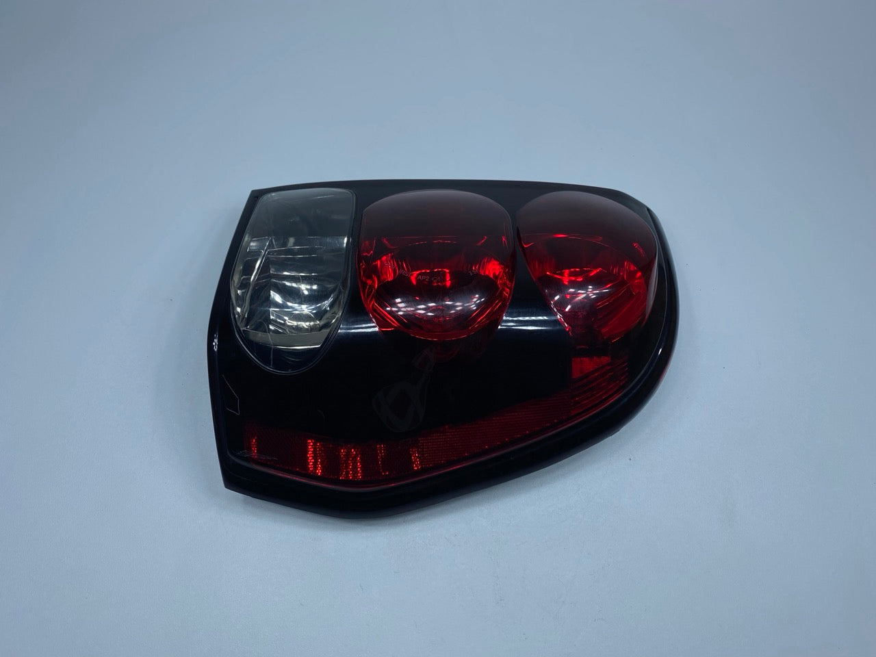 02 - 09 OEM CHEVROLET TRAILBLAZER REAR RIGHT PASSENGER SIDE TAIL LAMP ASSEMBLY