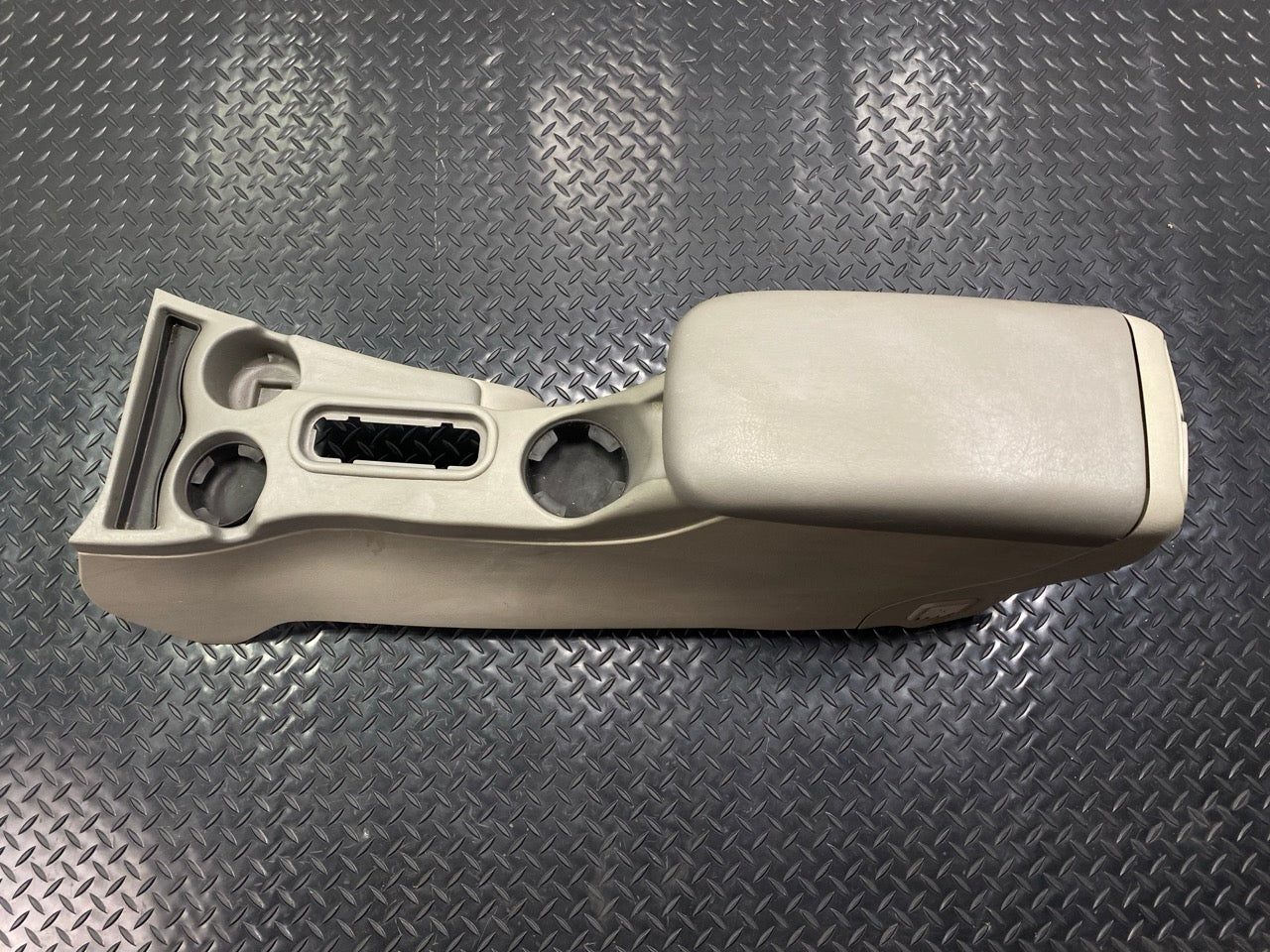 02 - 09 OEM CHEVROLET TRAILBLAZER FRONT CENTER CONSOLE ARMREST STORAGE ASSEMBLY