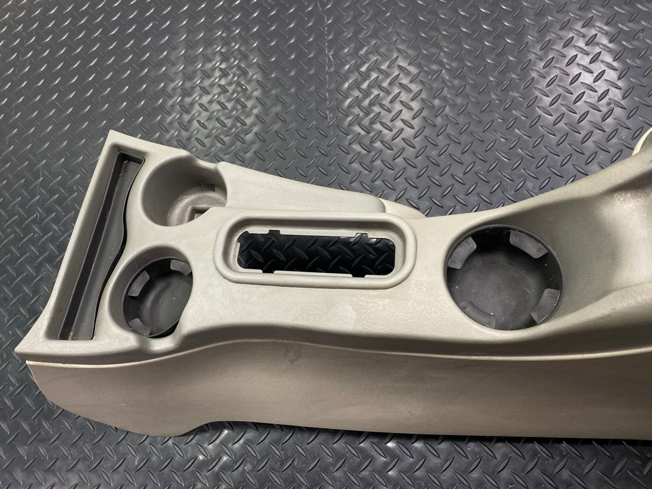 02 - 09 OEM CHEVROLET TRAILBLAZER FRONT CENTER CONSOLE ARMREST STORAGE ASSEMBLY