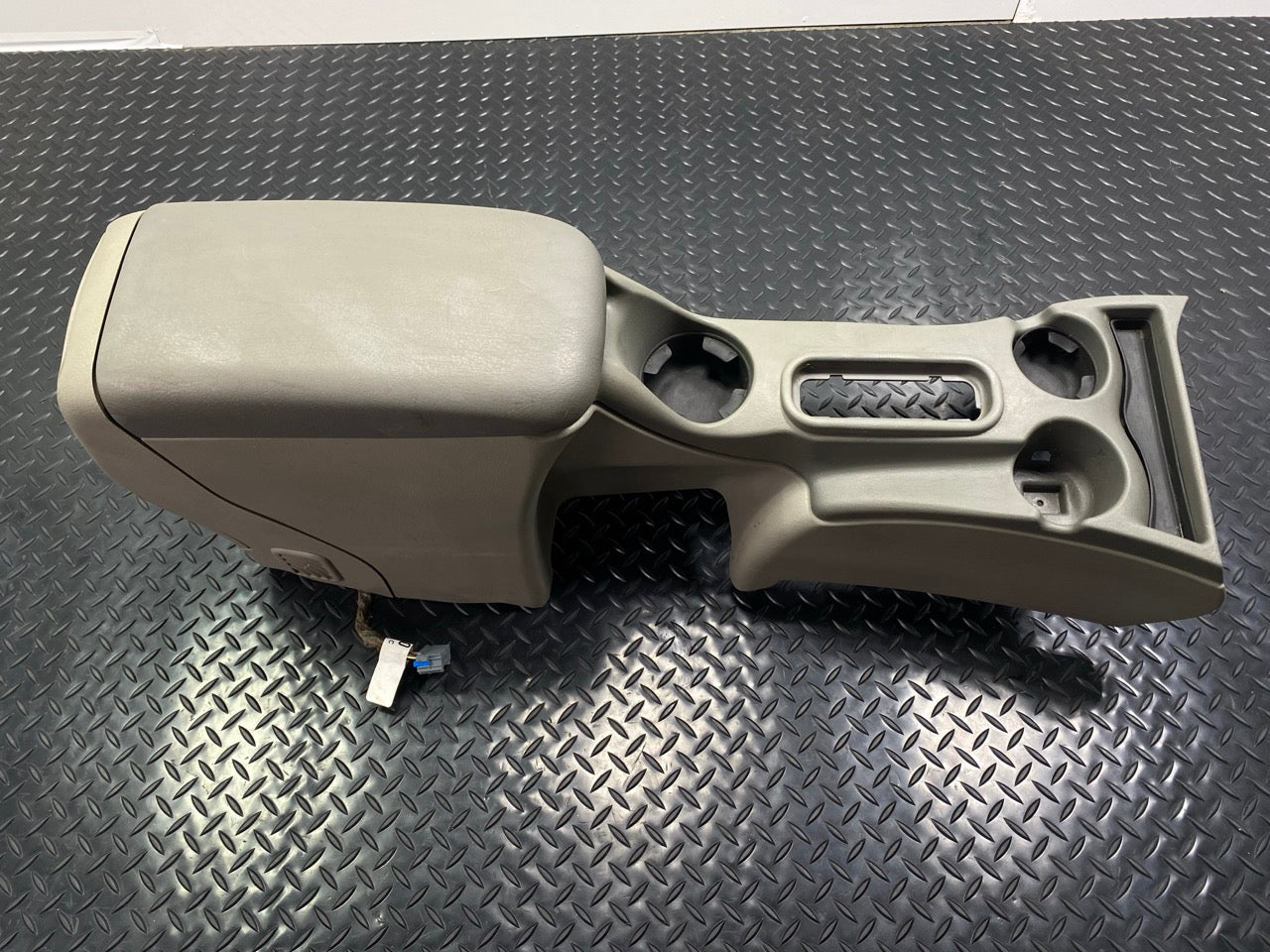 02 - 09 OEM CHEVROLET TRAILBLAZER FRONT CENTER CONSOLE ARMREST STORAGE ASSEMBLY