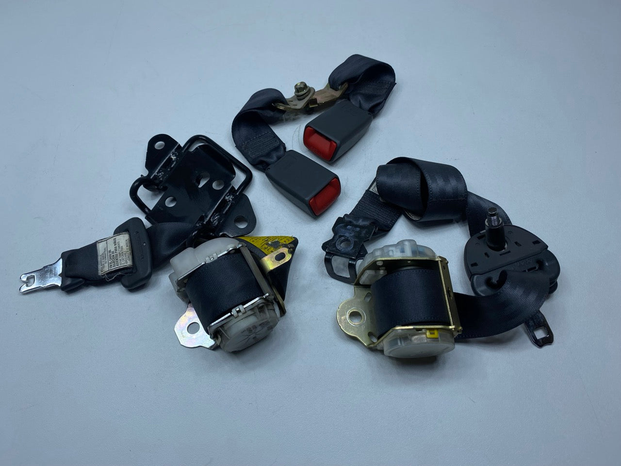 05 - 06 OEM TOYOTA TUNDRA REAR RIGHT AND CENTER SEATBELT RETRACTOR WITH BUCKLE