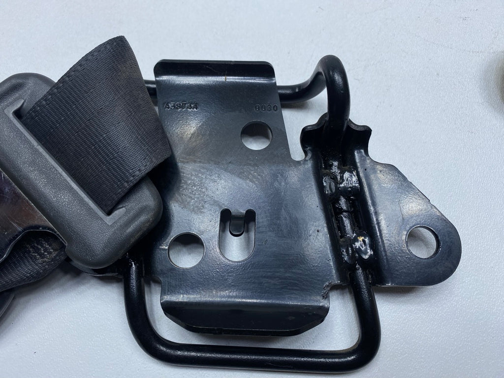 05 - 06 OEM TOYOTA TUNDRA REAR RIGHT AND CENTER SEATBELT RETRACTOR WITH BUCKLE