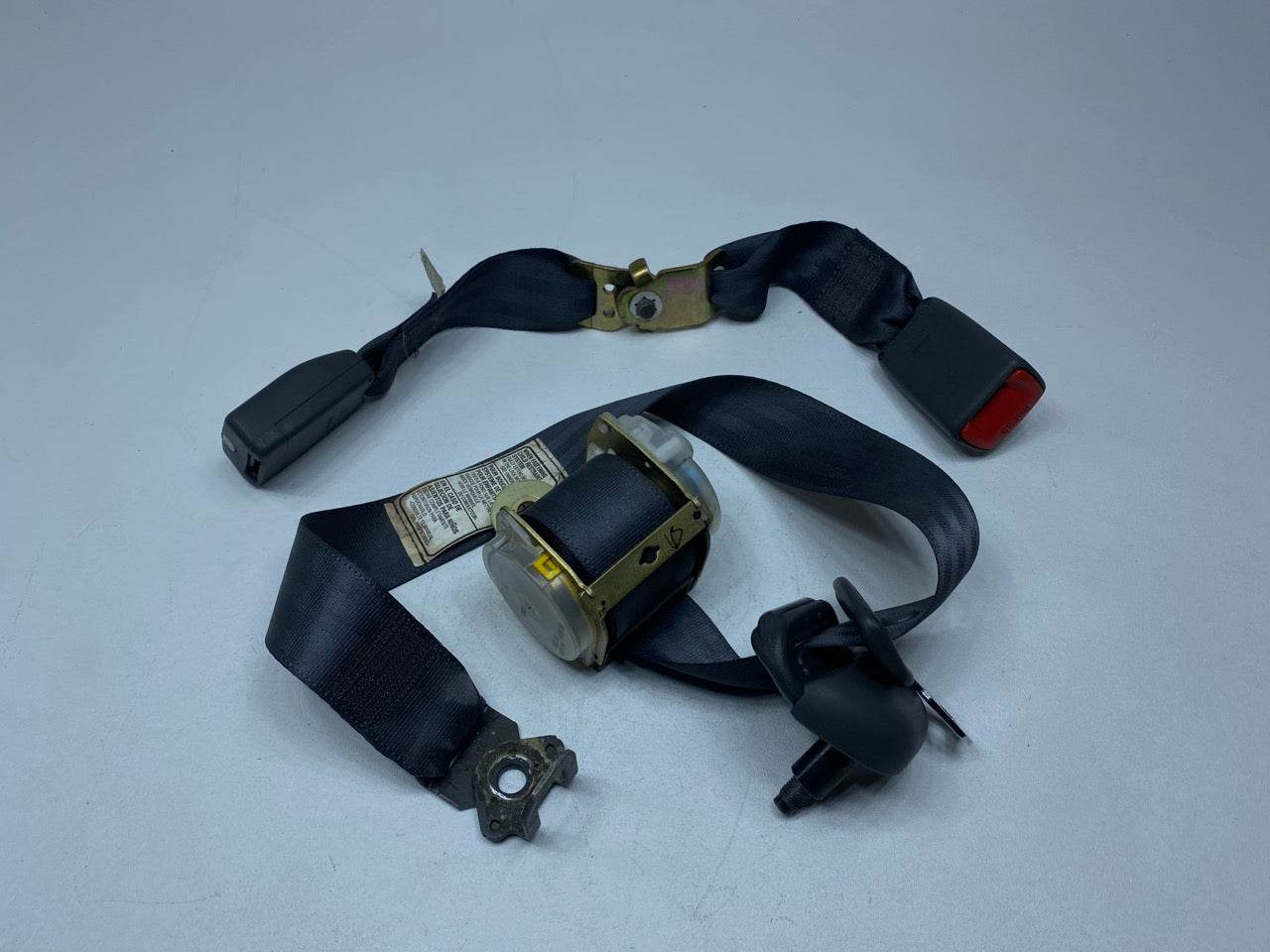 05 - 06 OEM TOYOTA TUNDRA REAR LEFT DRIVER SIDE SEAT BELT RETRACTOR WITH BUCKLE