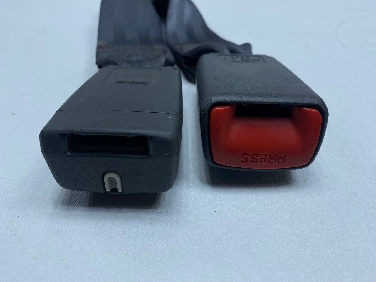05 - 06 OEM TOYOTA TUNDRA REAR LEFT DRIVER SIDE SEAT BELT RETRACTOR WITH BUCKLE