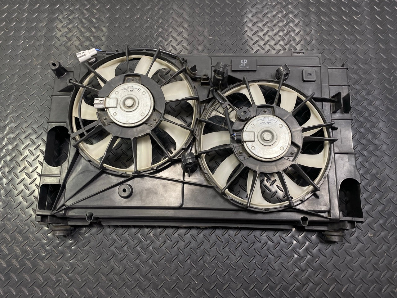 10 - 15 OEM TOYOTA PRIUS ENGINE RADIATOR COOLING MOTOR FAN WITH SHROUD ASSEMBLY