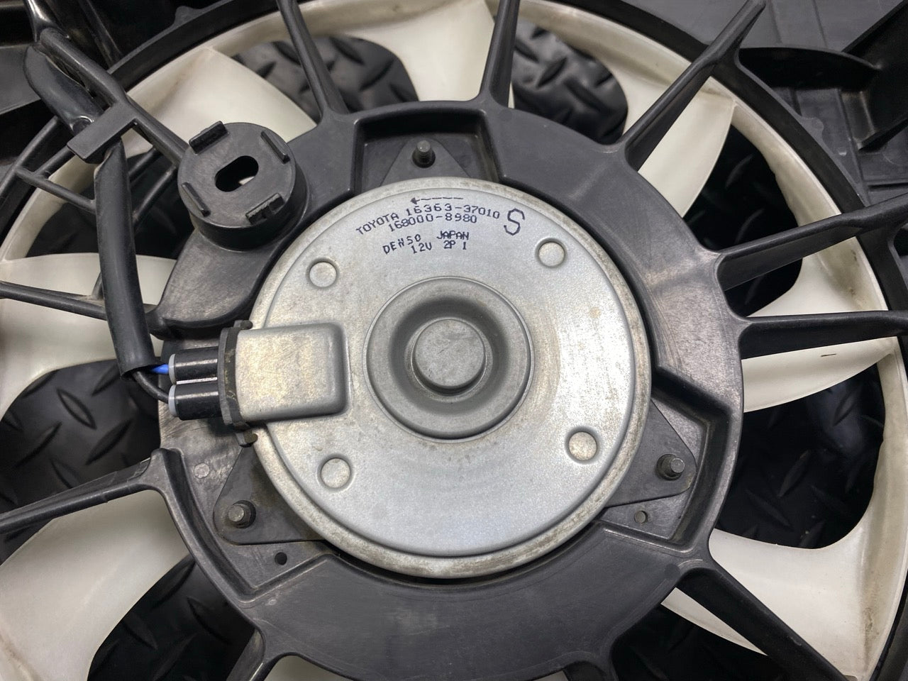 10 - 15 OEM TOYOTA PRIUS ENGINE RADIATOR COOLING MOTOR FAN WITH SHROUD ASSEMBLY