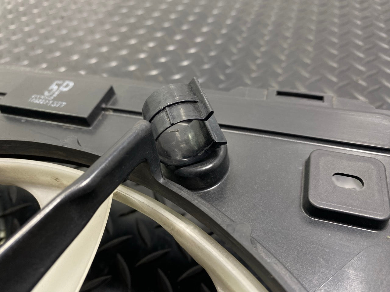 10 - 15 OEM TOYOTA PRIUS ENGINE RADIATOR COOLING MOTOR FAN WITH SHROUD ASSEMBLY