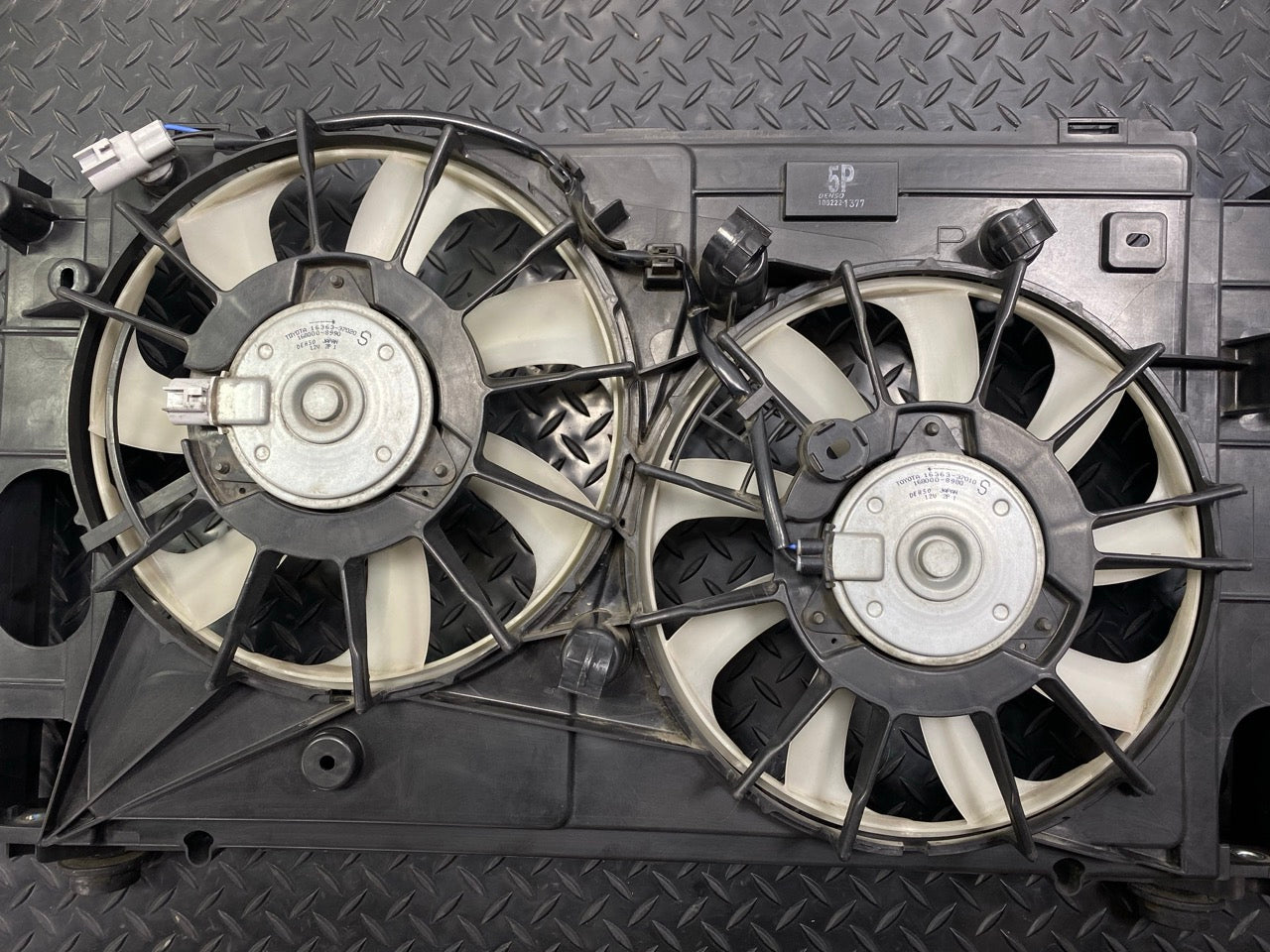 10 - 15 OEM TOYOTA PRIUS ENGINE RADIATOR COOLING MOTOR FAN WITH SHROUD ASSEMBLY