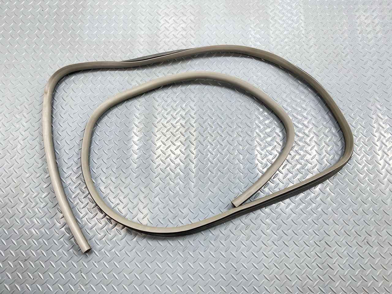 05 - 07 OEM CHEVROLET TRAILBLAZER FRONT LEFT SIDE DOOR SEAL WEATHERSTRIP RUBBER