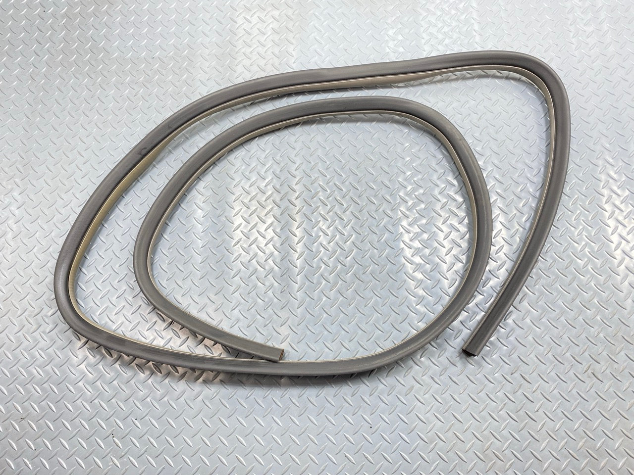 05 - 07 OEM CHEVROLET TRAILBLAZER FRONT LEFT SIDE DOOR SEAL WEATHERSTRIP RUBBER
