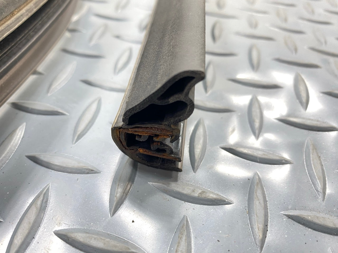 05 - 07 OEM CHEVROLET TRAILBLAZER FRONT LEFT SIDE DOOR SEAL WEATHERSTRIP RUBBER