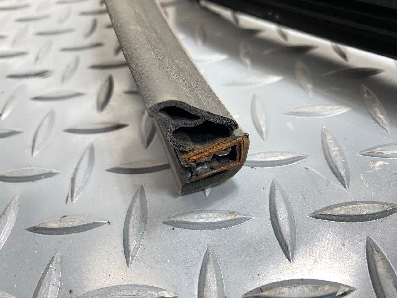 05 - 07 OEM CHEVROLET TRAILBLAZER FRONT LEFT SIDE DOOR SEAL WEATHERSTRIP RUBBER