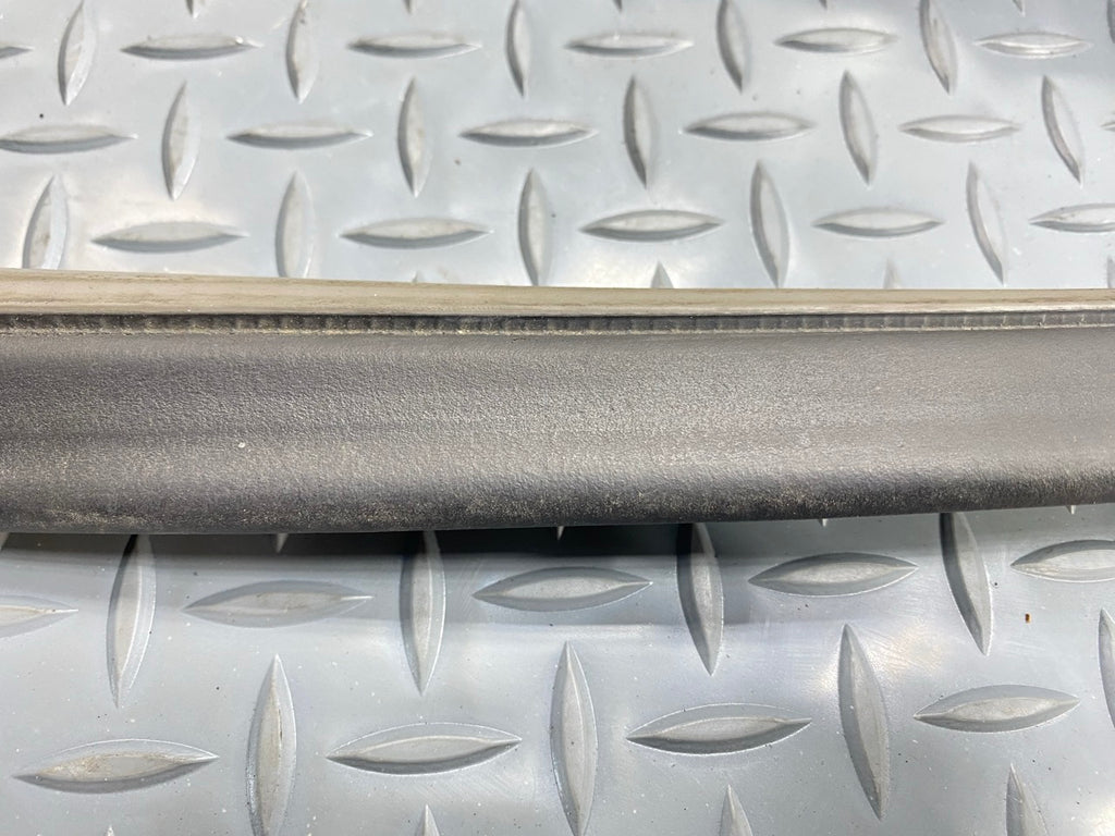 05 - 07 OEM CHEVROLET TRAILBLAZER FRONT LEFT SIDE DOOR SEAL WEATHERSTRIP RUBBER
