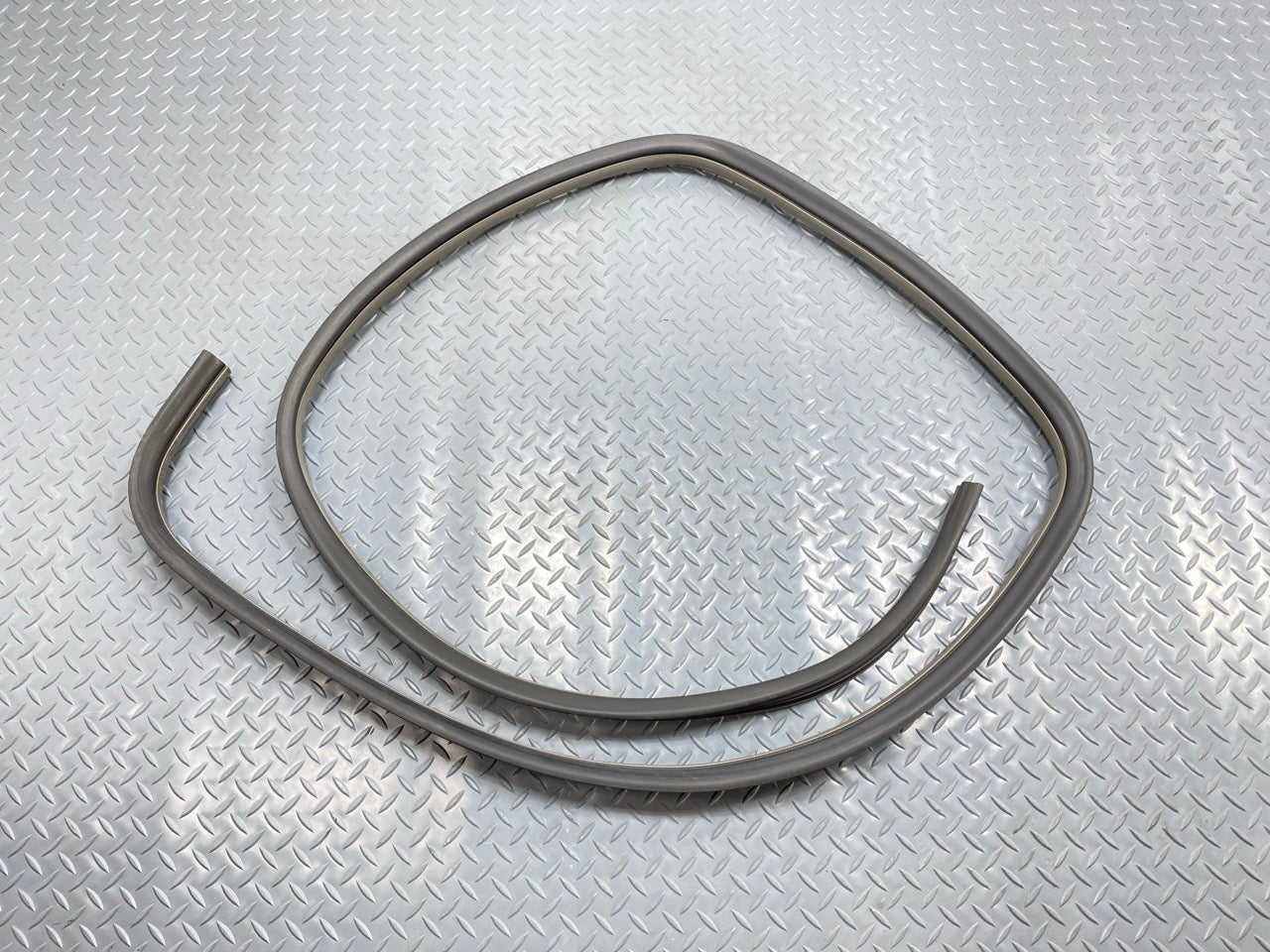 05 - 07 OEM CHEVROLET TRAILBLAZER REAR RIGHT SIDE DOOR SEAL WEATHERSTRIP RUBBER