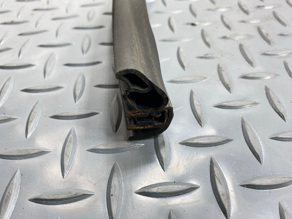 05 - 07 OEM CHEVROLET TRAILBLAZER REAR RIGHT SIDE DOOR SEAL WEATHERSTRIP RUBBER