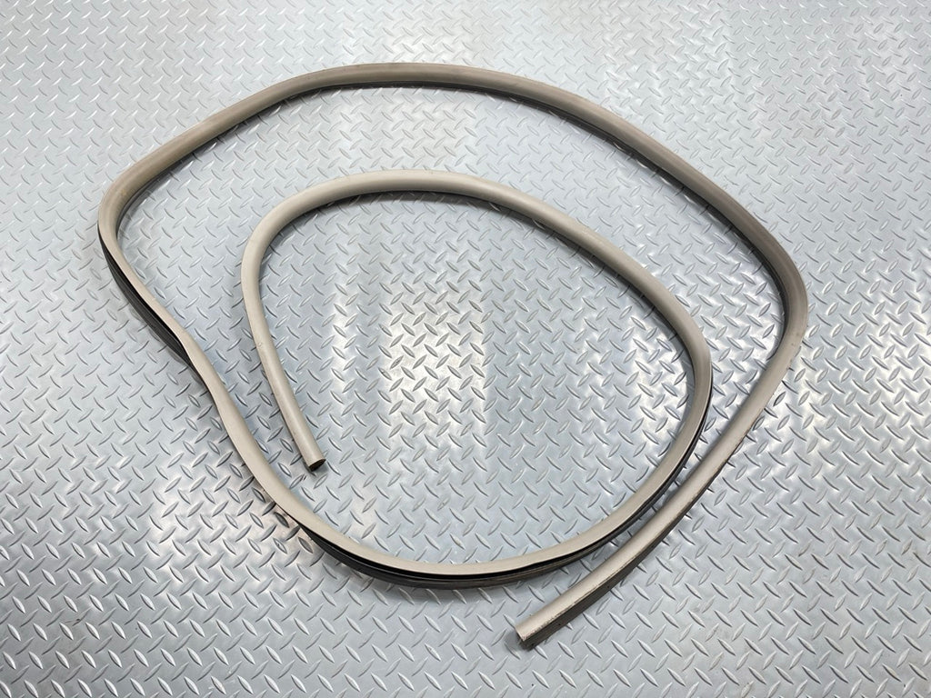 05 - 07 OEM CHEVROLET TRAILBLAZER FRONT RIGHT SIDE DOOR SEAL WEATHERSTRIP RUBBER