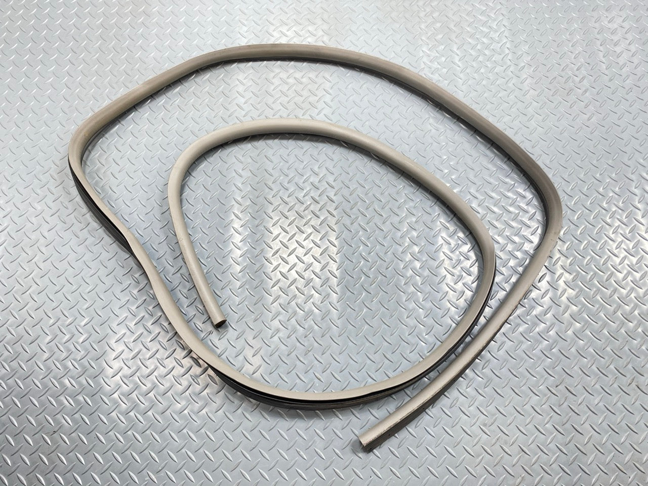 05 - 07 OEM CHEVROLET TRAILBLAZER FRONT RIGHT SIDE DOOR SEAL WEATHERSTRIP RUBBER