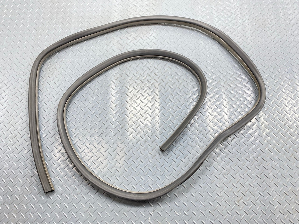 05 - 07 OEM CHEVROLET TRAILBLAZER FRONT RIGHT SIDE DOOR SEAL WEATHERSTRIP RUBBER