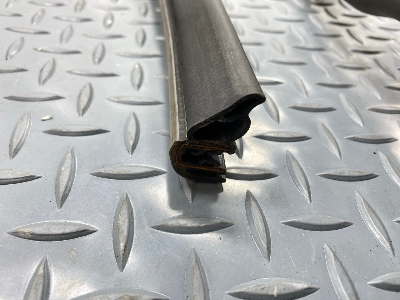 05 - 07 OEM CHEVROLET TRAILBLAZER FRONT RIGHT SIDE DOOR SEAL WEATHERSTRIP RUBBER