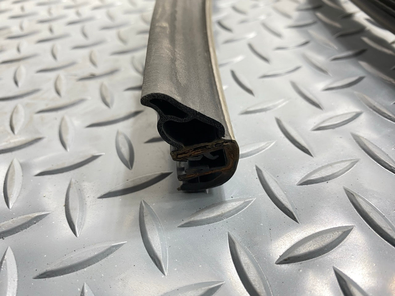 05 - 07 OEM CHEVROLET TRAILBLAZER FRONT RIGHT SIDE DOOR SEAL WEATHERSTRIP RUBBER