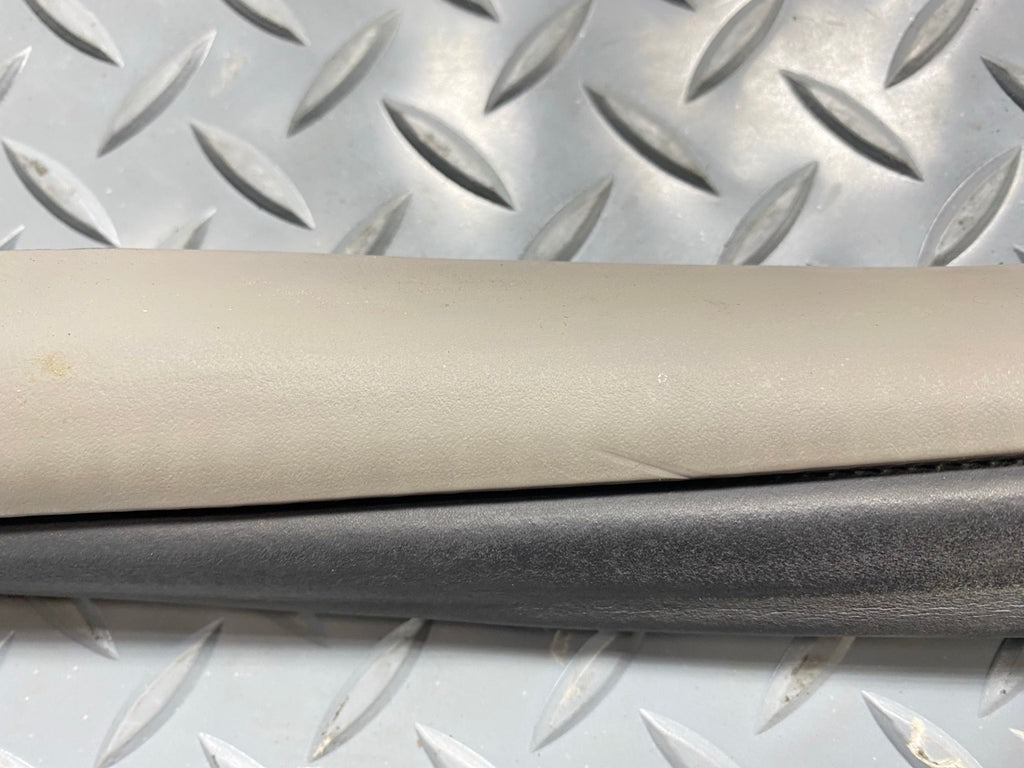 05 - 07 OEM CHEVROLET TRAILBLAZER FRONT RIGHT SIDE DOOR SEAL WEATHERSTRIP RUBBER