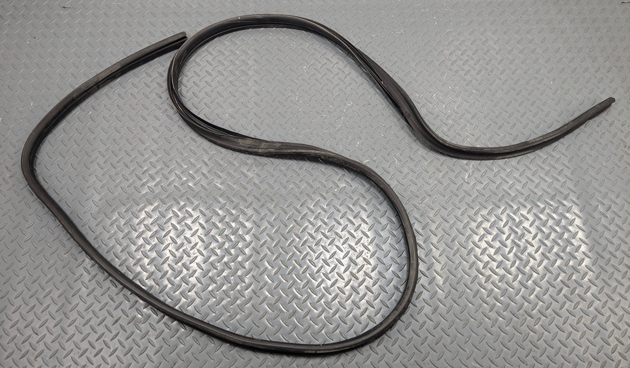 2009 - 2011 OEM MERCEDES-BENZ ML63 REAR TAILGATE TRUNK LID WEATHERSTRIP RUBBER