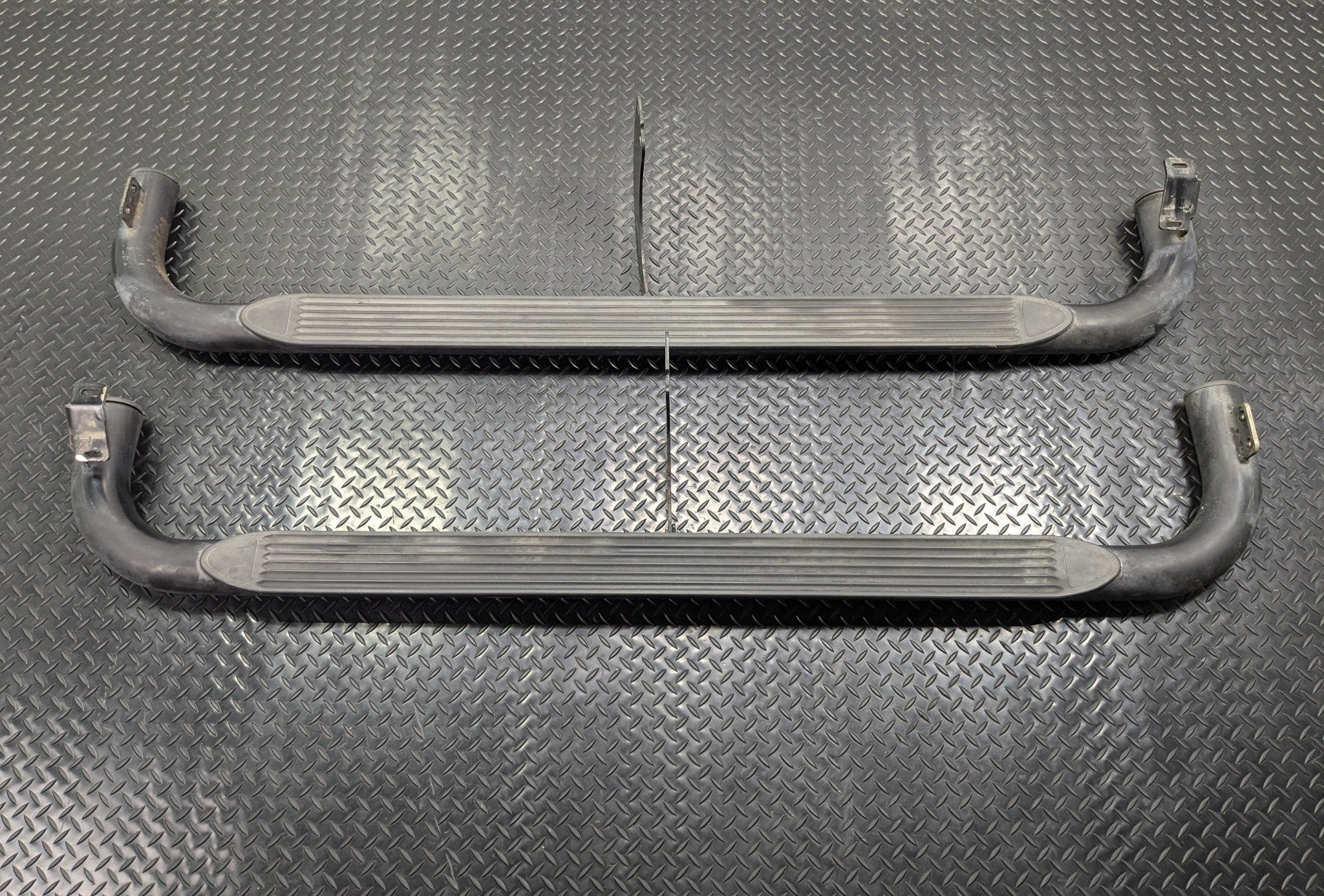 05 - 06 OEM TOYOTA TUNDRA LEFT AND RIGHT SIDE RUNNING BOARD STEP PAD ASSEMBLY