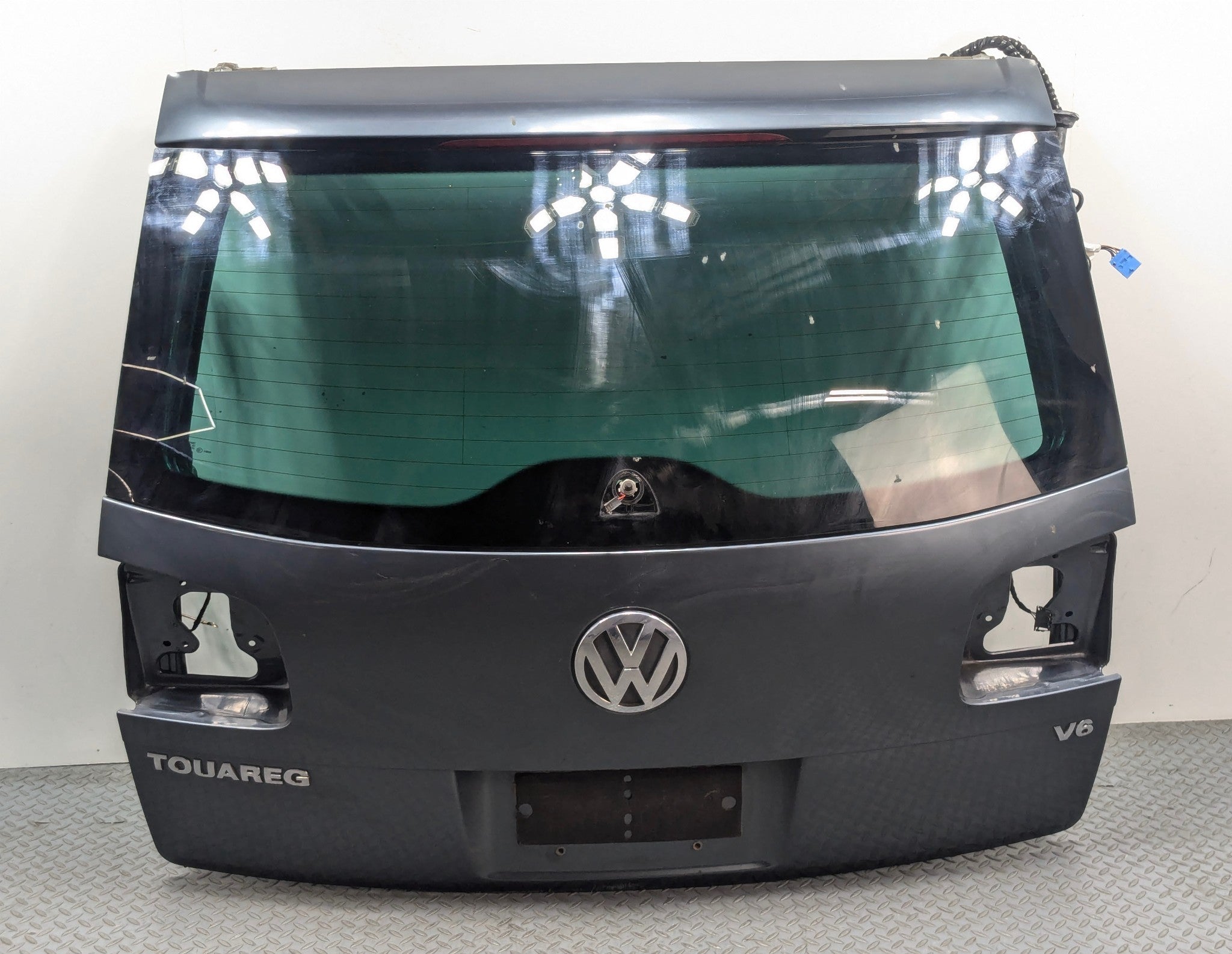04 - 10 VOLKSWAGEN TOUAREG OEM REAR LIFTGATE SHELL PANEL WITH GLASS AND SPOILER
