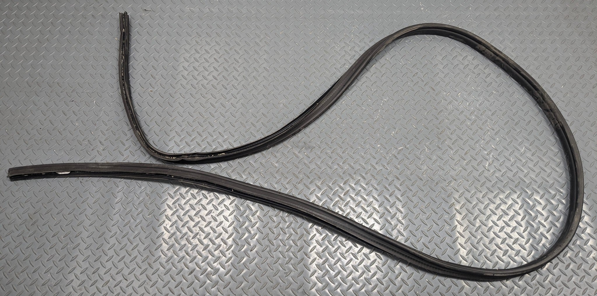 2009 - 2011 OEM MERCEDES-BENZ ML63 REAR TAILGATE TRUNK LID WEATHERSTRIP RUBBER