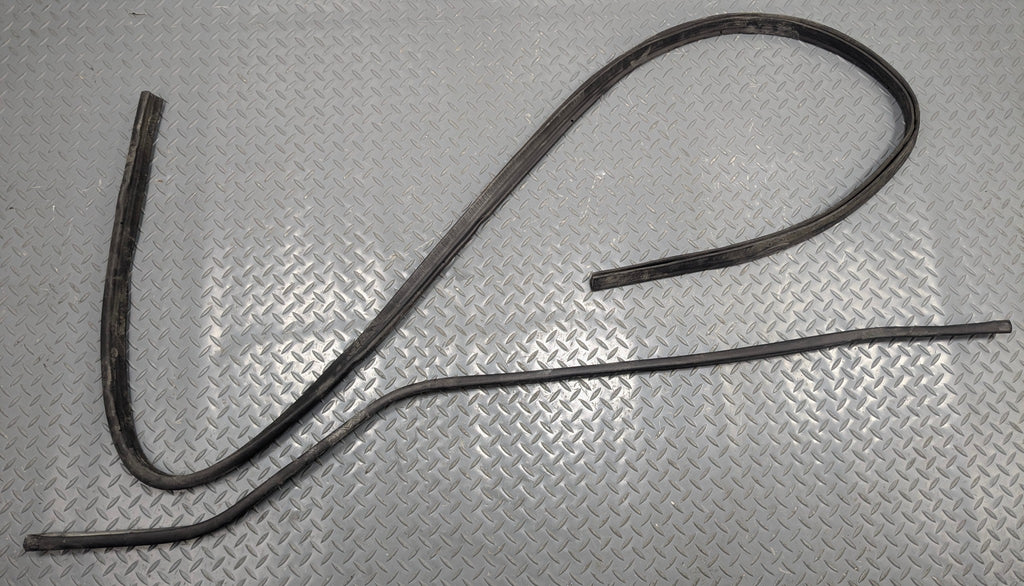 2009 - 2011 OEM MERCEDES-BENZ ML63 REAR TAILGATE TRUNK LID WEATHERSTRIP RUBBER