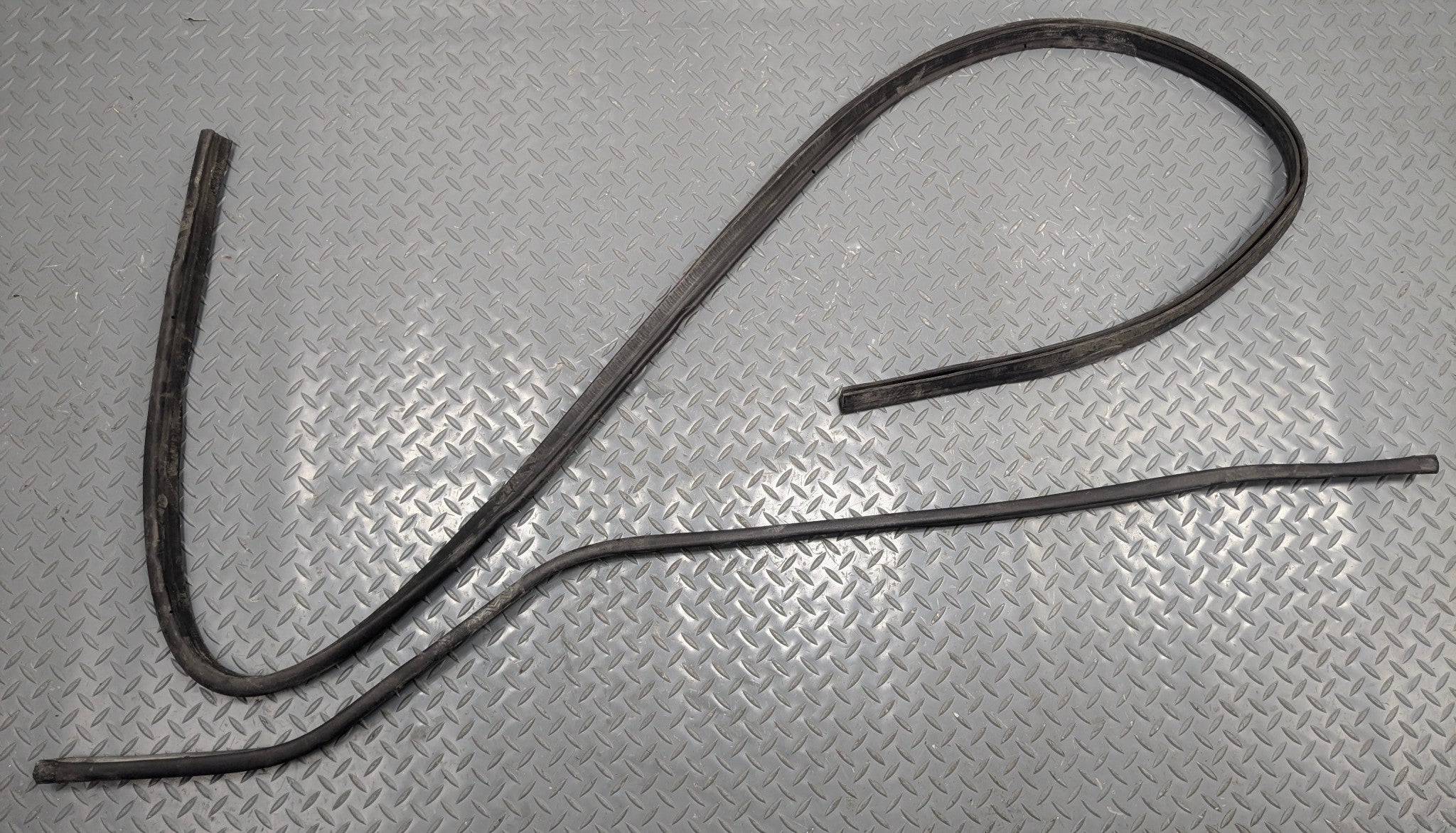 2009 - 2011 OEM MERCEDES-BENZ ML63 REAR TAILGATE TRUNK LID WEATHERSTRIP RUBBER