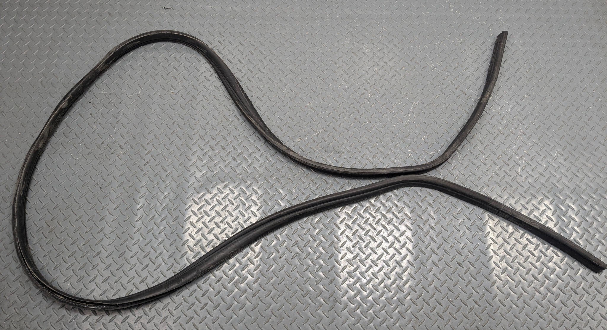 2009 - 2011 OEM MERCEDES-BENZ ML63 REAR TAILGATE TRUNK LID WEATHERSTRIP RUBBER
