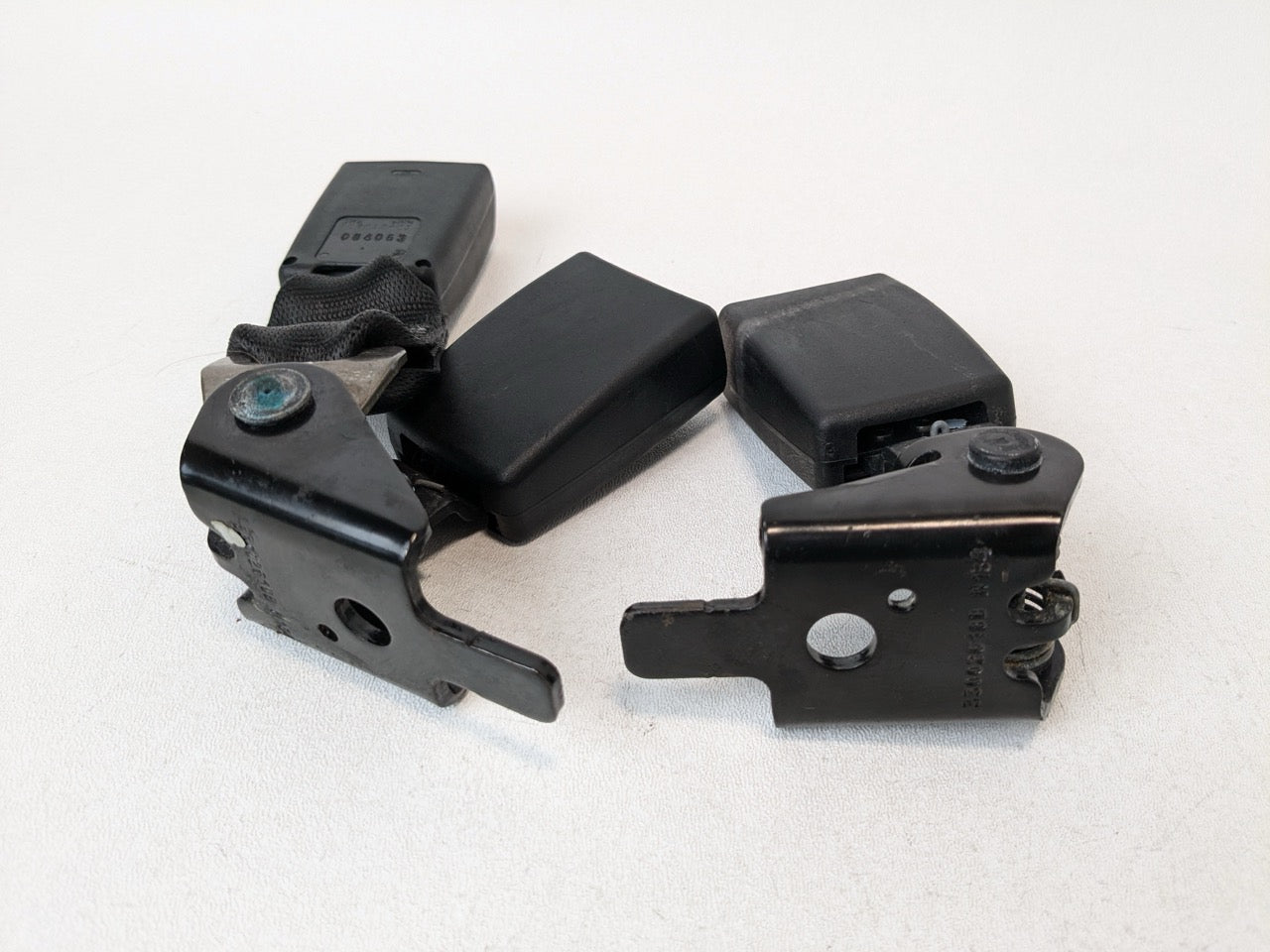 01 - 06 BMW X5 OEM REAR SECOND ROW LEFT RIGHT AND CENTER SEAT BELT BUCKLE SET