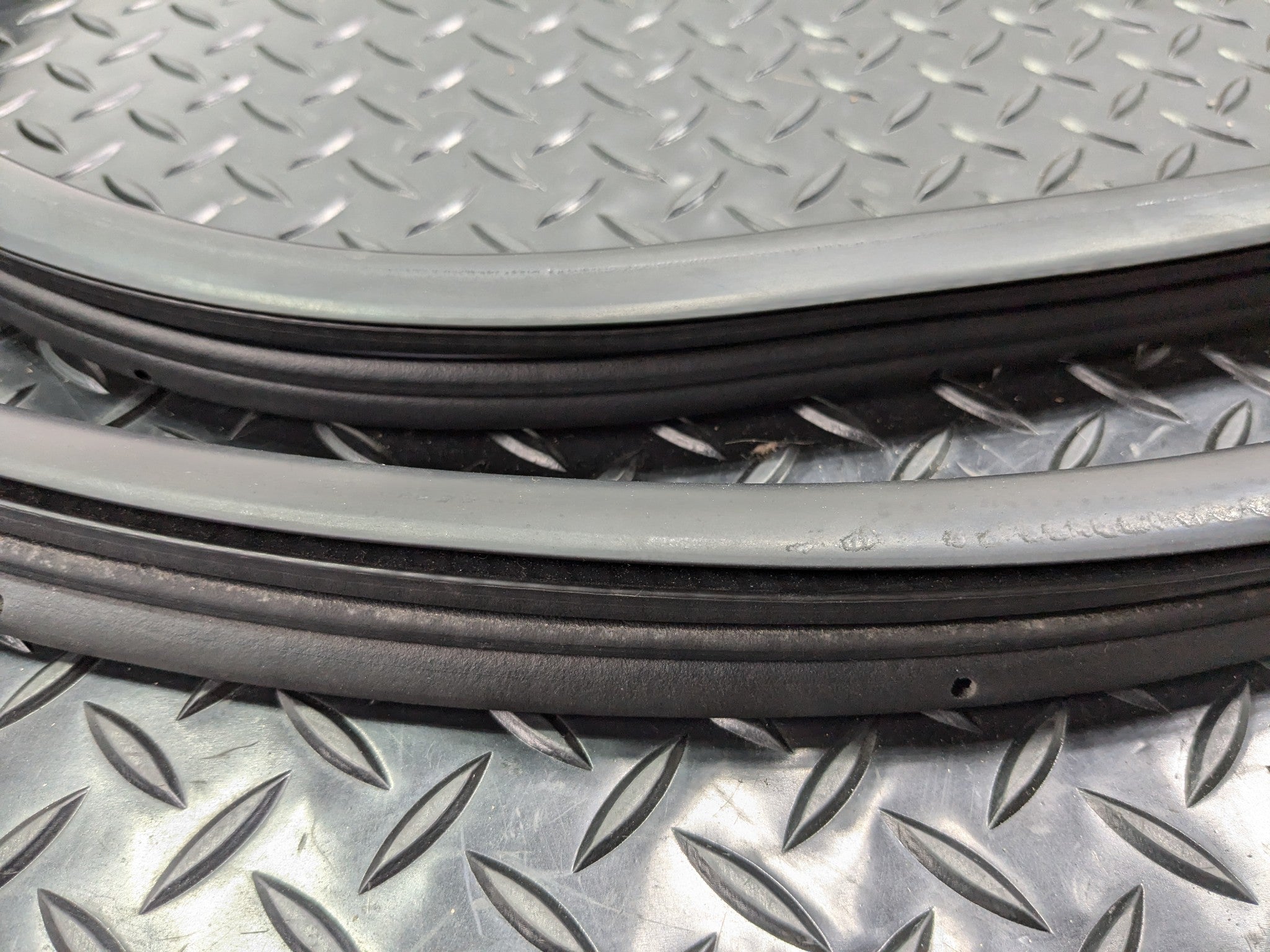 02 - 09 OEM CHEVROLET TRAILBLAZER FRONT RIGHT SIDE DOOR SEAL WEATHERSTRIP RUBBER