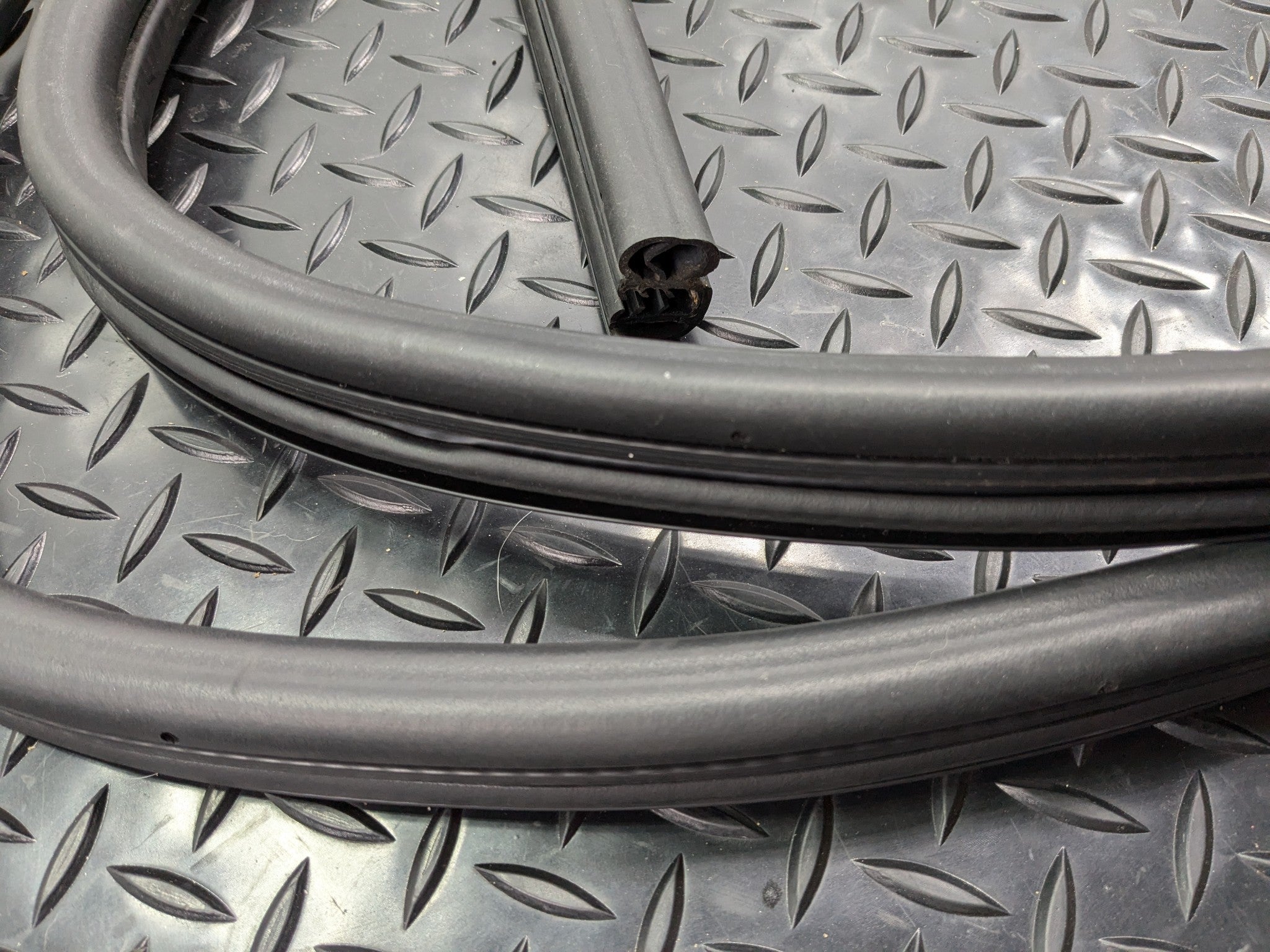 02 - 09 OEM CHEVROLET TRAILBLAZER FRONT RIGHT SIDE DOOR SEAL WEATHERSTRIP RUBBER