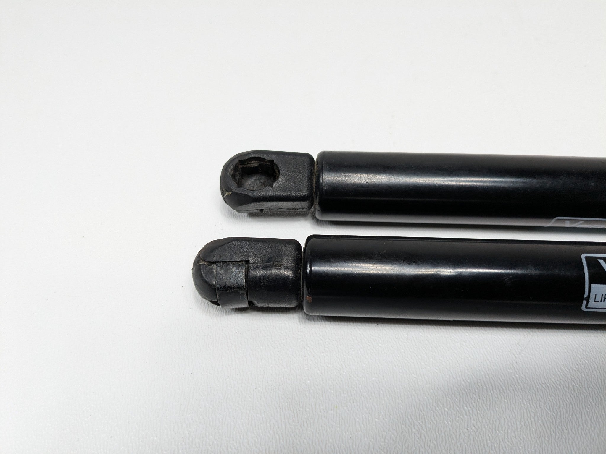 02 - 09 OEM CHEVROLET TRAILBLAZER FRONT LEFT AND RIGHT SHOCK STRUT SHOCKS SET